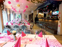 Foto: Partyraum mit rosa Pompons als Deckendeko mieten in Bad Malente in Ostholstein 